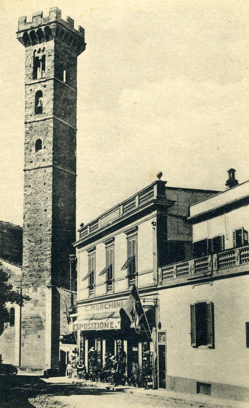 Esposizione dei lavori in paglia della ditta Cesare Marchini con il campanile della cattedrale di San Romolo di Fiesole sullo sfondo