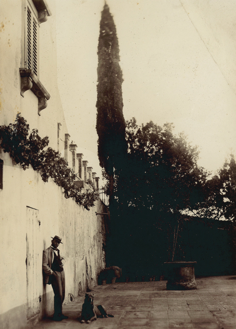 Ludolf Verworner con il suo cane nel cortile di Villa Martini a Fiesole, 1901
